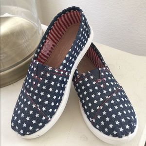 TOMS size 12 youth